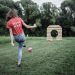 Mädchen spielt Fußballgolf
